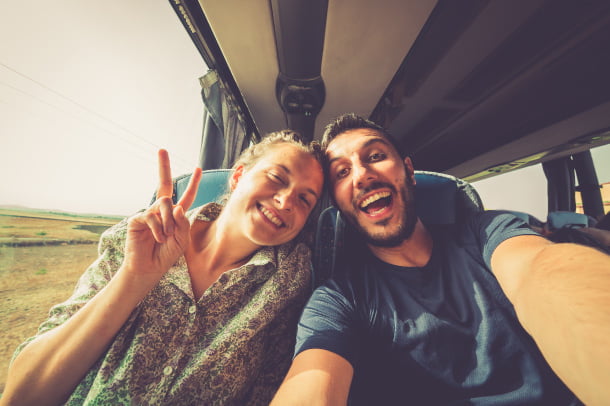 Novios se van en autobús de viaje a valladolid Novios se van en autobús de viaje a valladolid