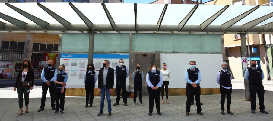 El Servicio Municipal de Transportes (SMT) de Ponferrada, operado por el Grupo LINEcar escenificó con una foto de familia de los trabajadores la paridad de género entre hombres y mujeres