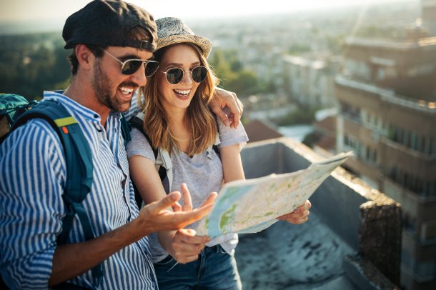 Turistas se van en autobús de viaje con linecar