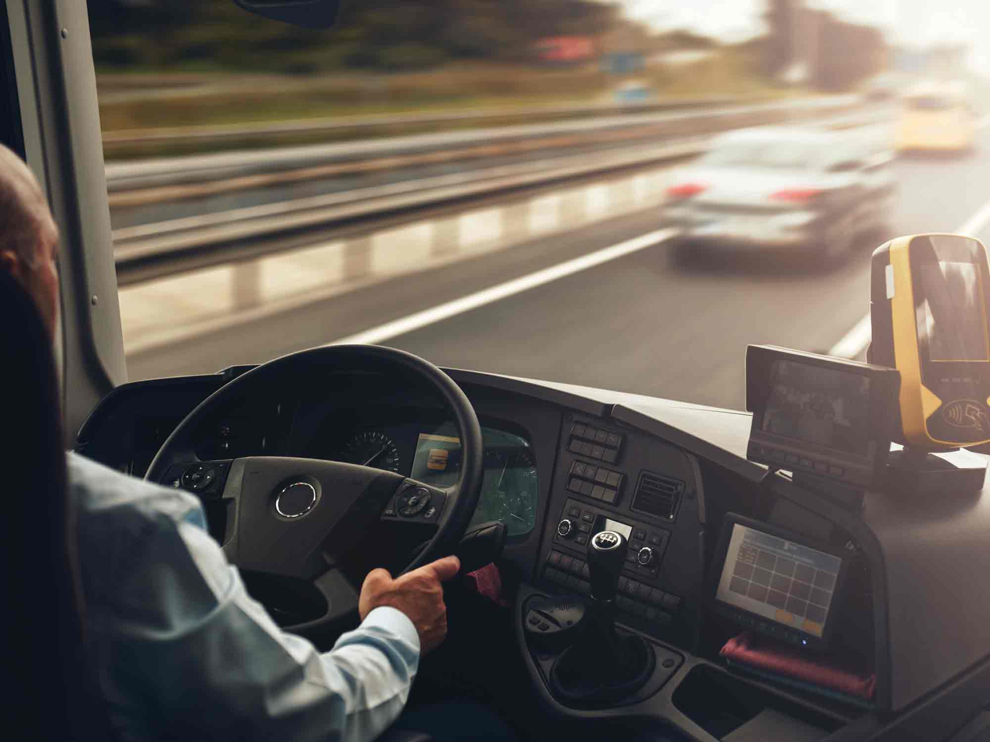 Autobús de cercanías viajando por la autovía linecar