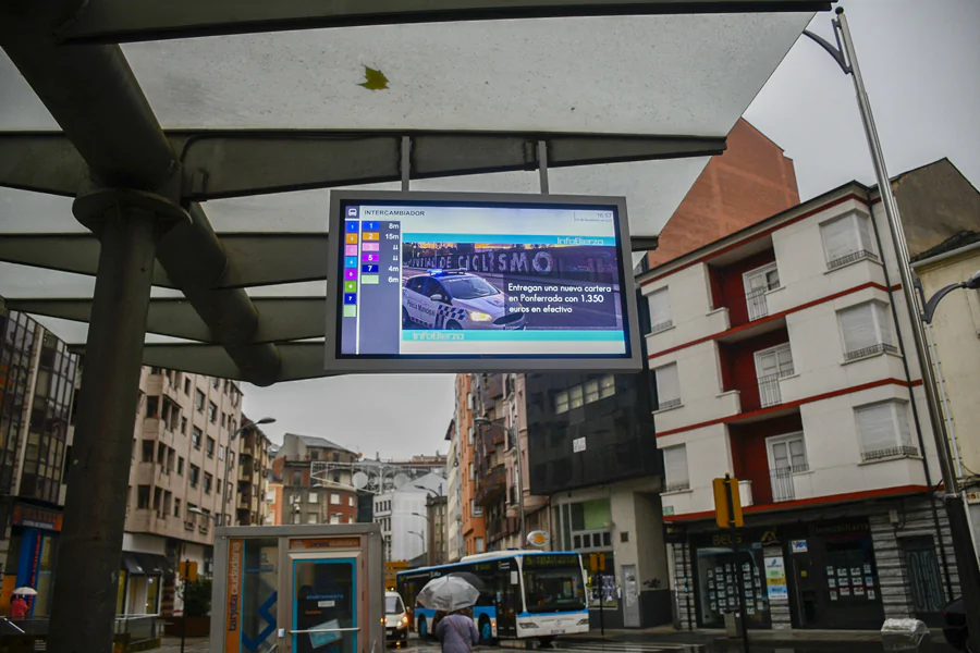 Las marquesinas de ponferrada cuentan con pantallas para mostrar noticias y estado de líneas linecar