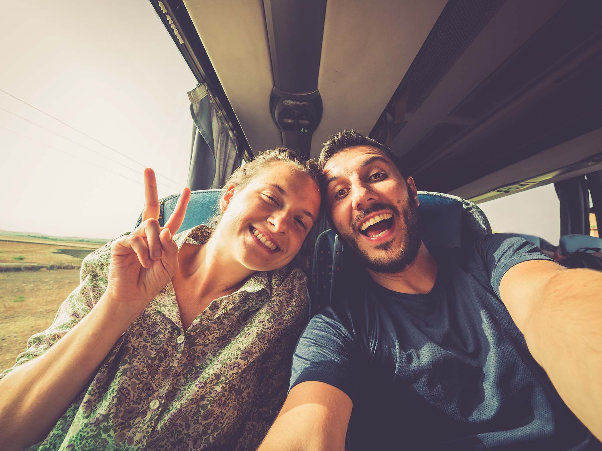 Novios en el autobús linecar