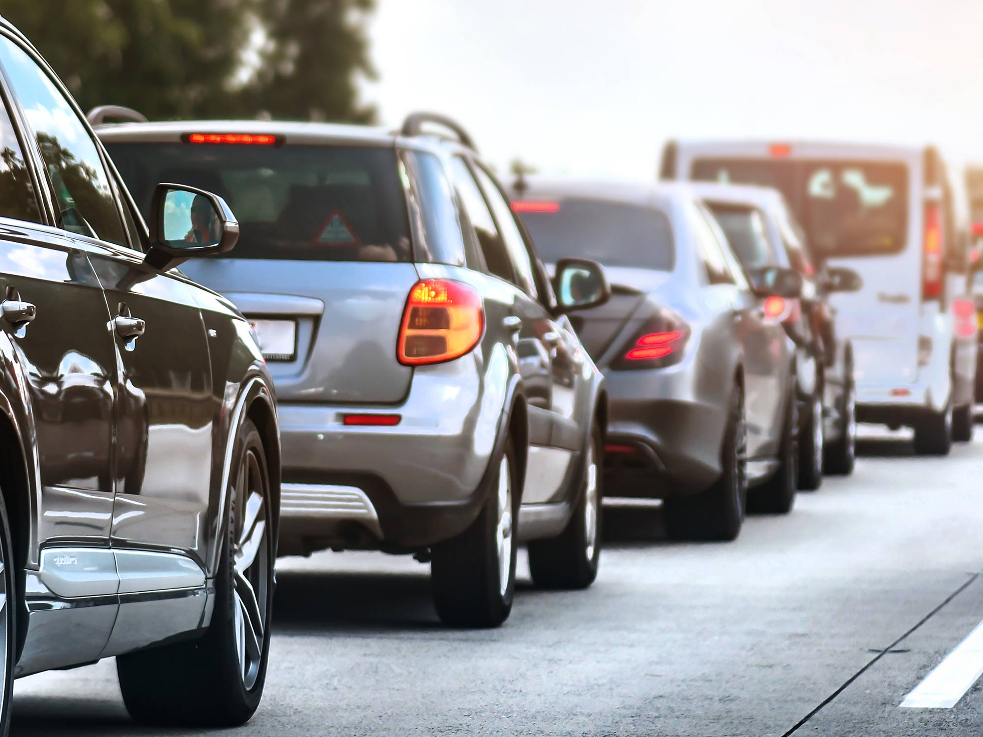 cola de tráfico de coches provoca aumento del uso del autobús